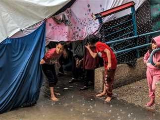 ليلة في عراء البرد ... هكذا مرت على نازحي الخيام في غزة