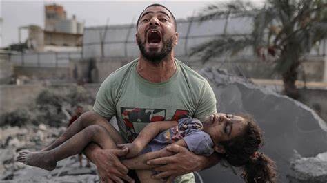 الكفن الأبيض بديلاً لملابس العيد في غزة... الاحتلال يواصل استهداف الأطفال