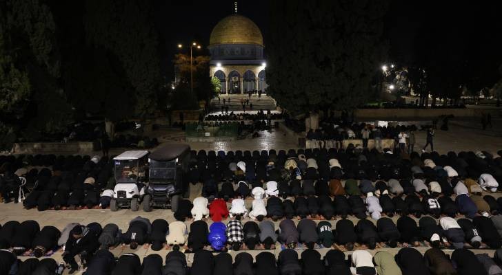70 ألف مصلٍّ يؤدون التراويح في الأقصى وسط إجراءات قمعية فرضها الاحتلال