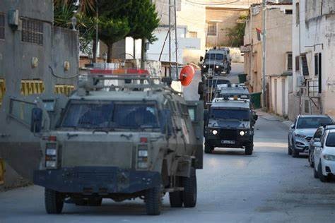 الاحتلال يجبر أكثر من 80 عائلة على النزوح من مخيم العين غرب نابلس