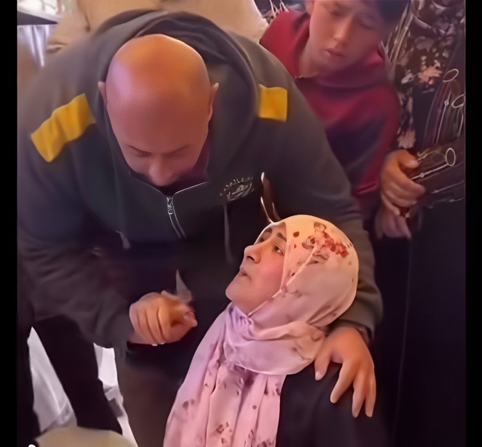 الأم في وداع أبناءها الثلاثة