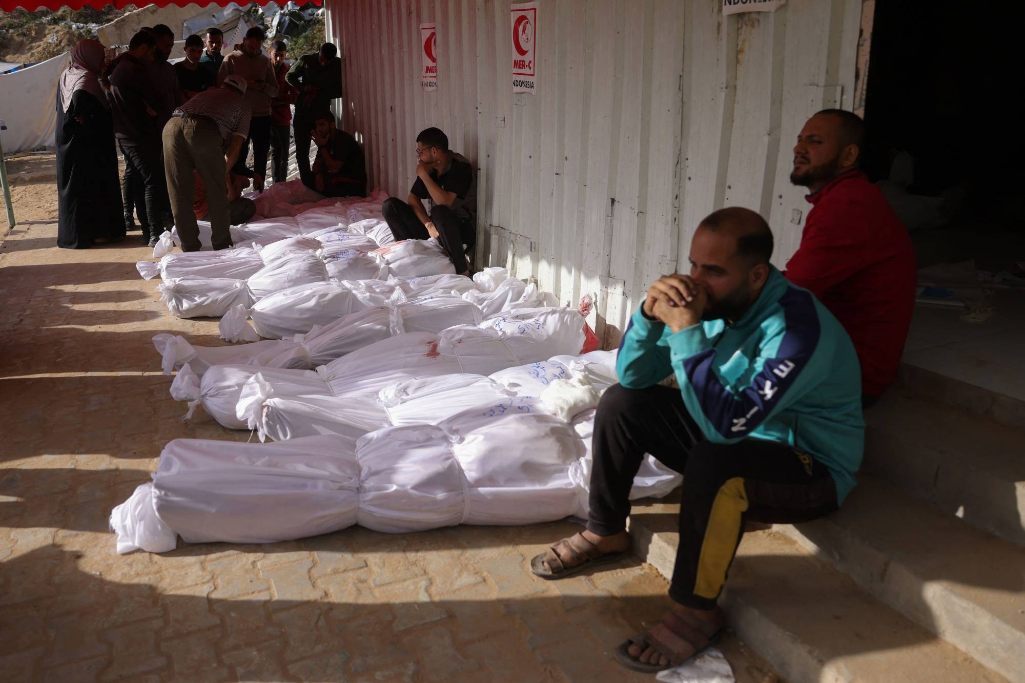 97 شهيدًا في غارات الاحتلال [الإسرائيلي] على قطاع غزة منذ فجر اليوم