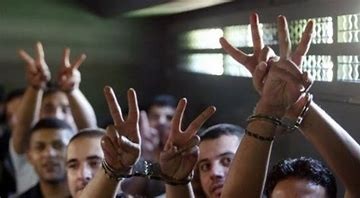 حركة الأحرار الفلسطينية: قطع رواتب الأسرى خيانة وطنية وطعنة في ظهر الحركة الأسيرة