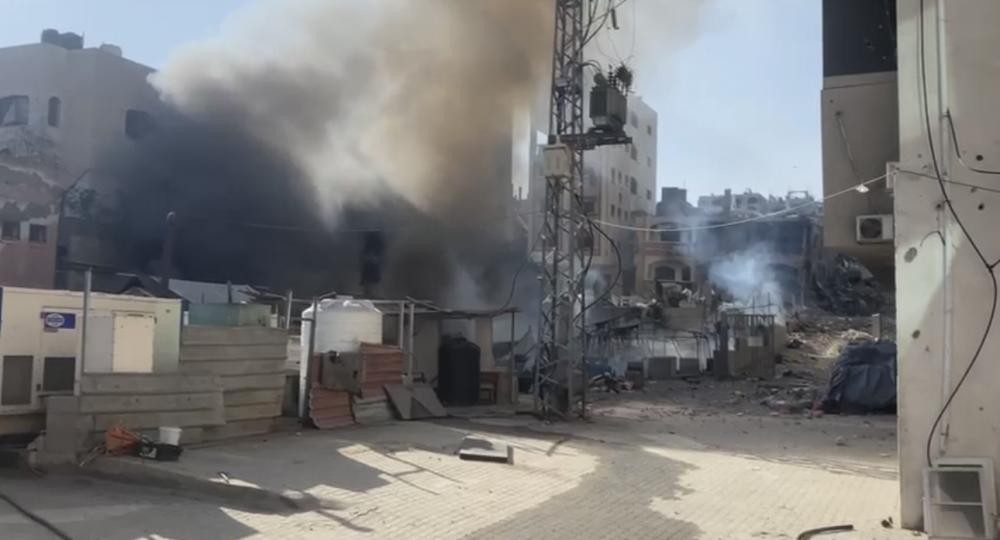 استهداف مستمر لمستشفى العودة يُخرج غرفتي عمليات عن الخدمة ويهدد خزانات الوقود