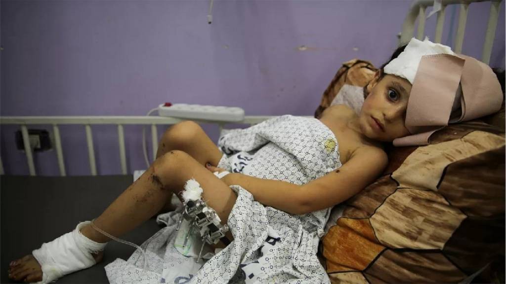 مستشفى العيون في غزة على حافة الانهيار بسبب نقص حاد في المواد الطبية