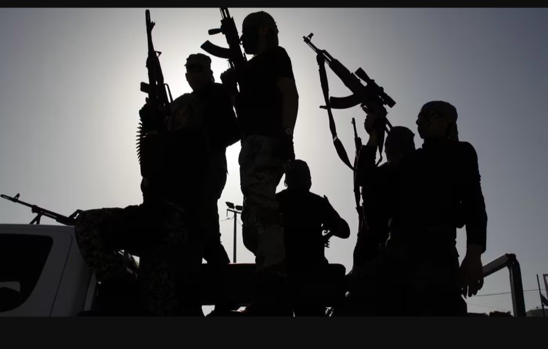 مركز دراسات: الاحتلال يلعب بالنار عبر تسليح عصابات في غزة