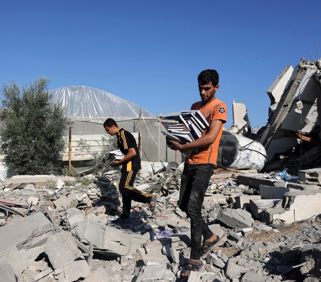 طلبة الثانوية العامة يذهبون إلى الامتحانات وطلبة غزة إلى القبور