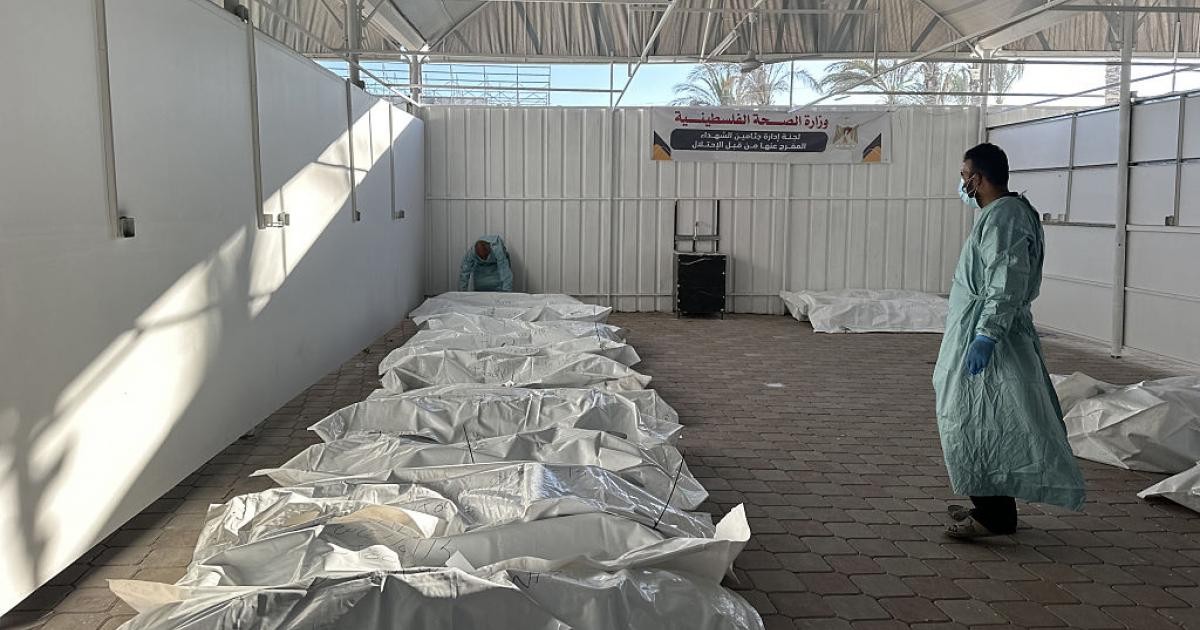 المكتب الإعلامي بغزة: جثامين الشهداء تظهر آثار تعذيب وحشي على يد الاحتلال