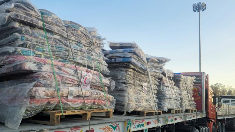 قطر تُطلق جسرًا جويًا ضخمًا لنقل عشرات الآلاف من الخيام إلى قطاع غزة