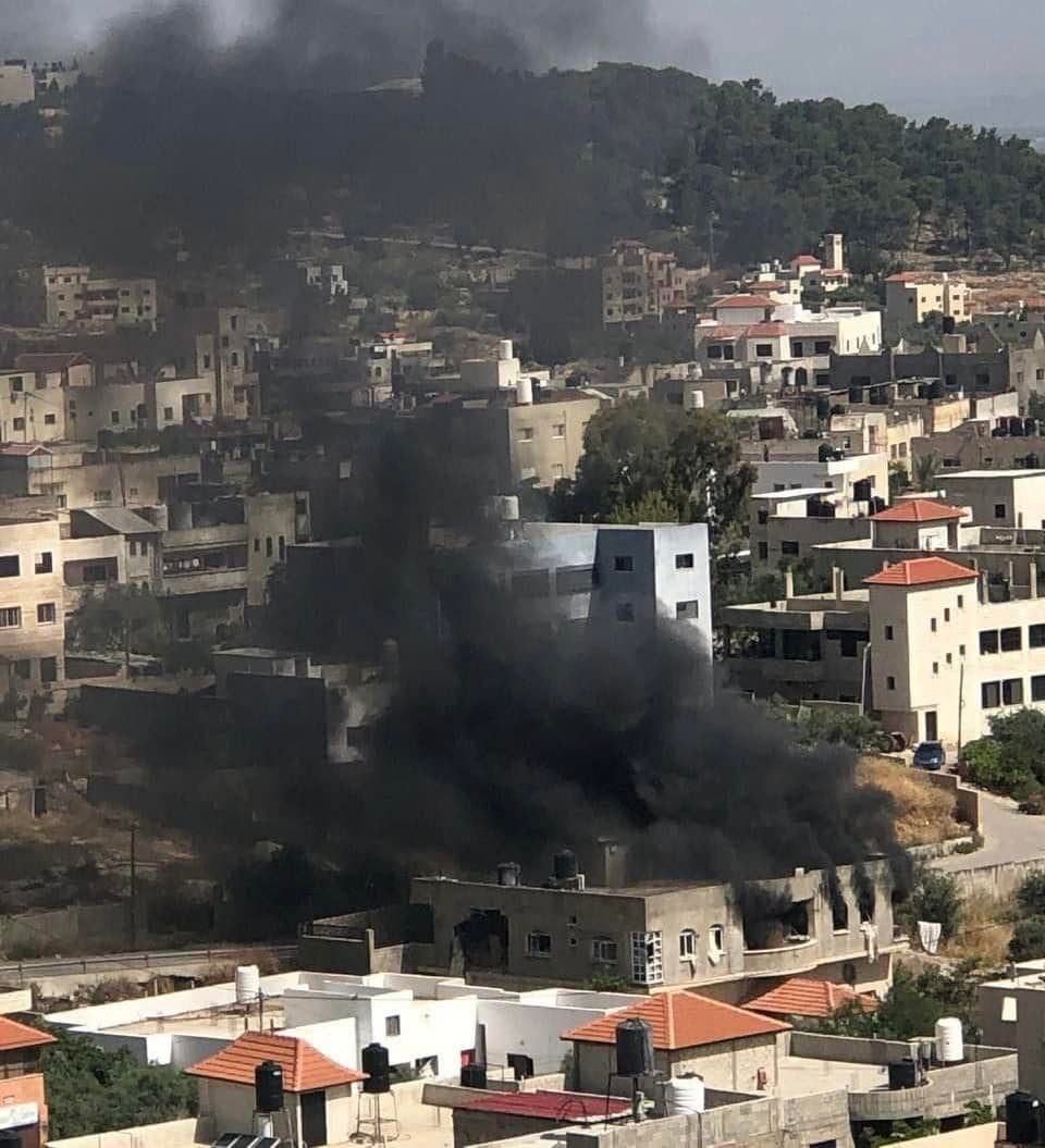 الاحتلال (الإسرائيلي) يحاصر منزلاً في قرية مركّة جنوب جنين