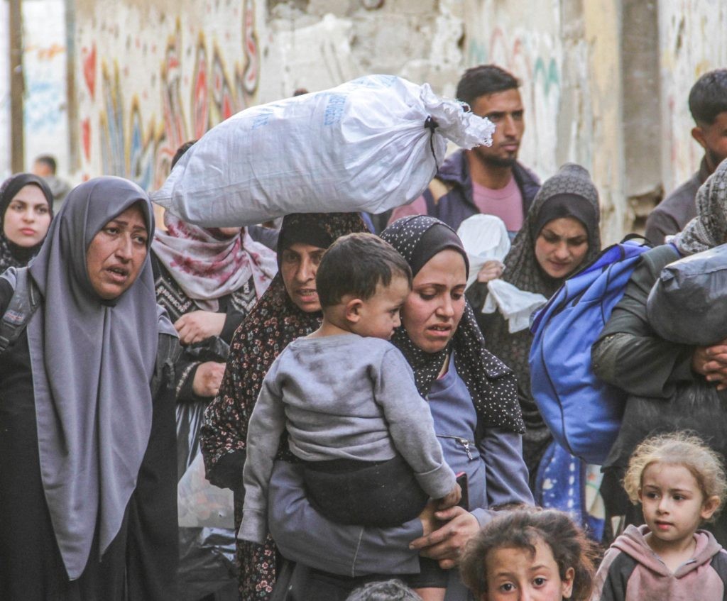 في يوم مناهضة العنف: المرأة الغزية لا تطالب بالمساواة… بل بحقها في الحياة