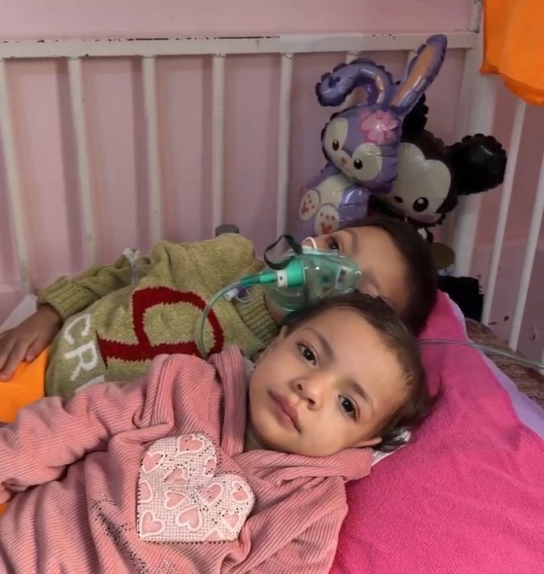 فتحي ودينا… طفلان يواجهان الموت في صمت تحت حصار المرض والحرب