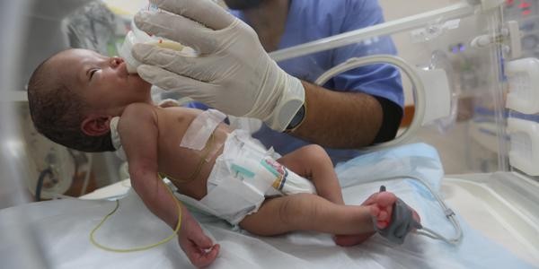 الاحتلال يحاصر الرضع باحتجاز حليب الأطفال ويهدد حياتهم