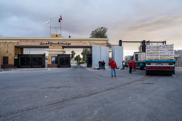 بعد تسليم المقاومة جثث (الإسرائيليين).. من يملك قرار فتح بوابة معبر رفح البري؟