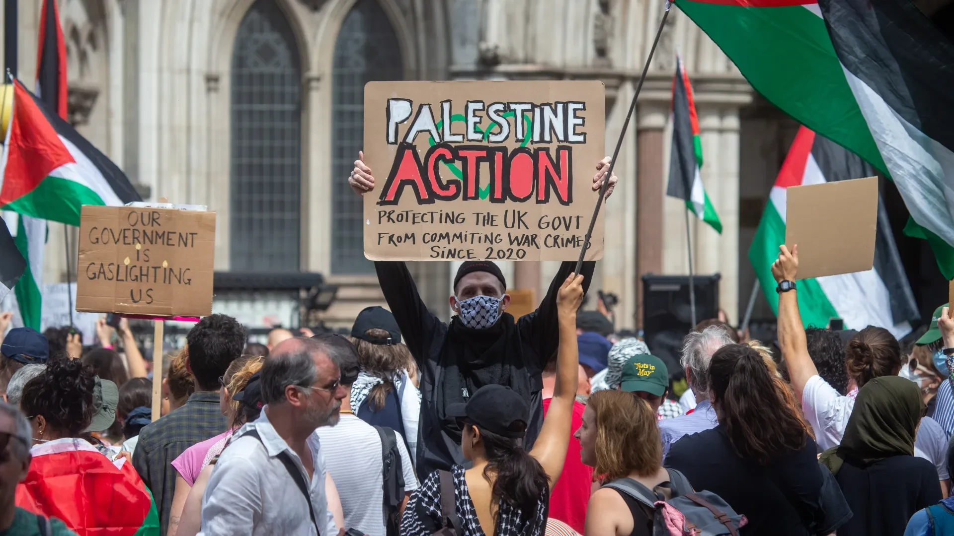 "غزة ليست للبيع" شعار المتظاهرين ضد حظر حركة فلسطين أكشن