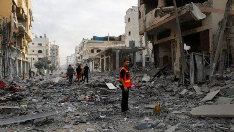 قيود إسرائيل على غزة".. الأطباء والصحفيون ممنوعون والمدنيون في مرمى الخطر"