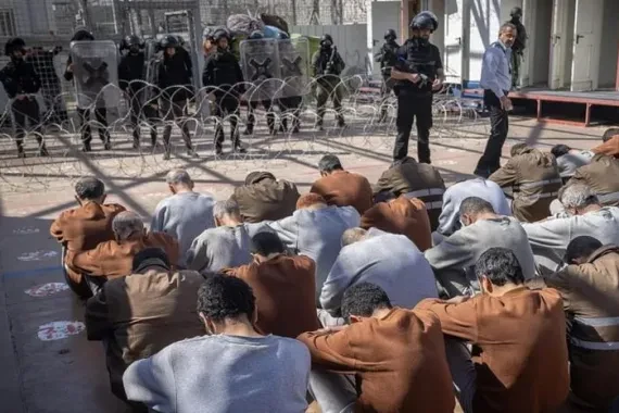 مكتب إعلام الأسرى: تجديد حالة الطوارئ يشكّل غطاءً لانتهاكات الاحتلال في السجون