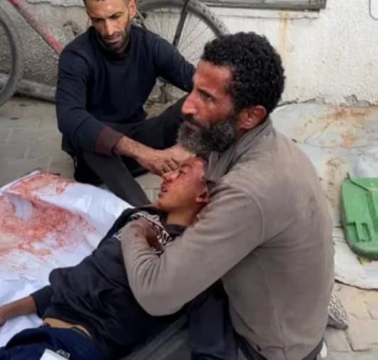 محمد الزوارعة.. الطفل الذي يبحث عن ألعابه تحت أنقاض بيته ويُستشهد تحت هدنة كاذبة