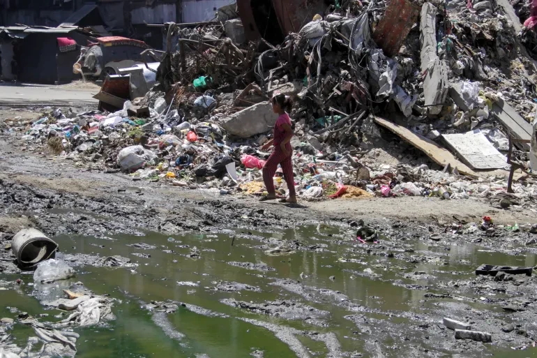 غزة تختنق بالمجاري: انهيار الصرف الصحي يهدد الصحة العامة