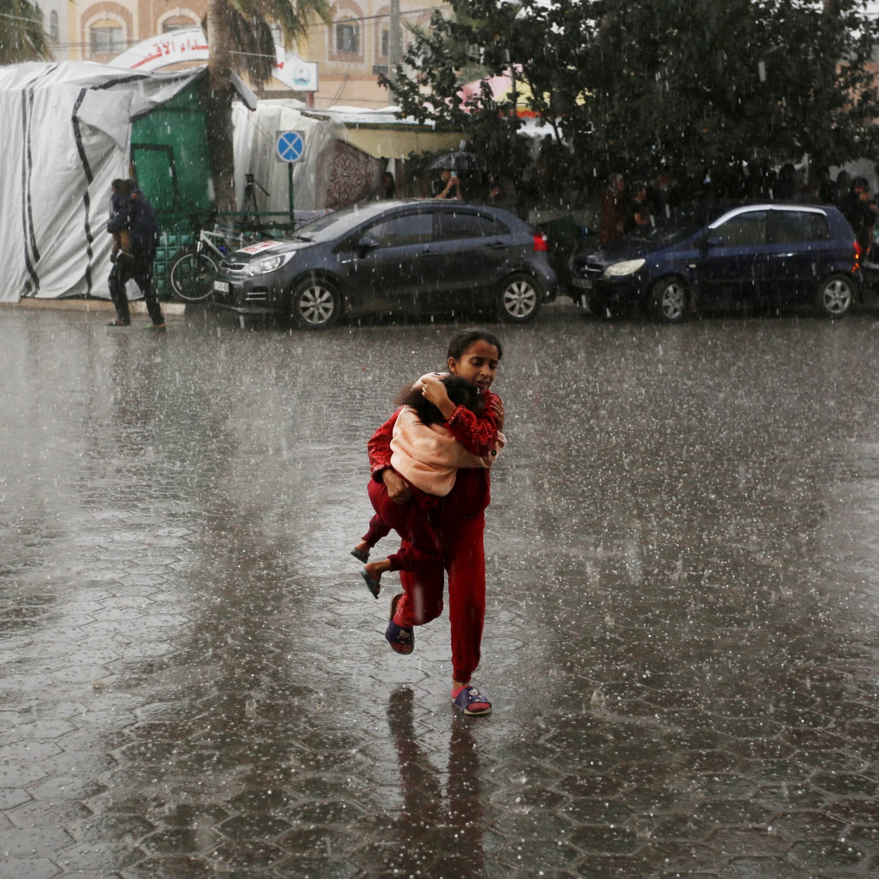 غزة بين قصفٍ لا يرحم وشتاءٍ يقتل ..خمسة شهداء وطفولة تختنق في البرد