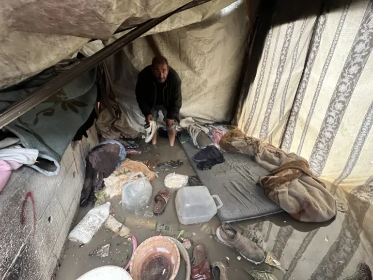 عائلات بين خيام ممزقة وبيوت متصدعة.. ‘نخاف من المطر كما نخاف من الحرب’
