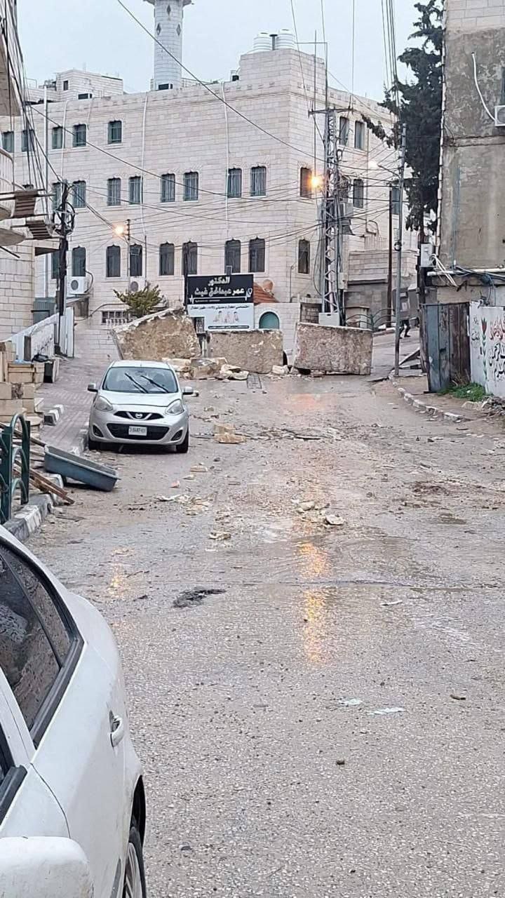 قوات الاحتلال تفرض منع تجوال جنوب الخليل وتنفذ حملة اعتقالات