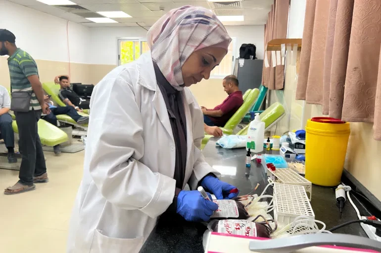 صحة غزة: توقف الإمدادات المخبرية يهدد عمل المختبرات وبنوك الدم