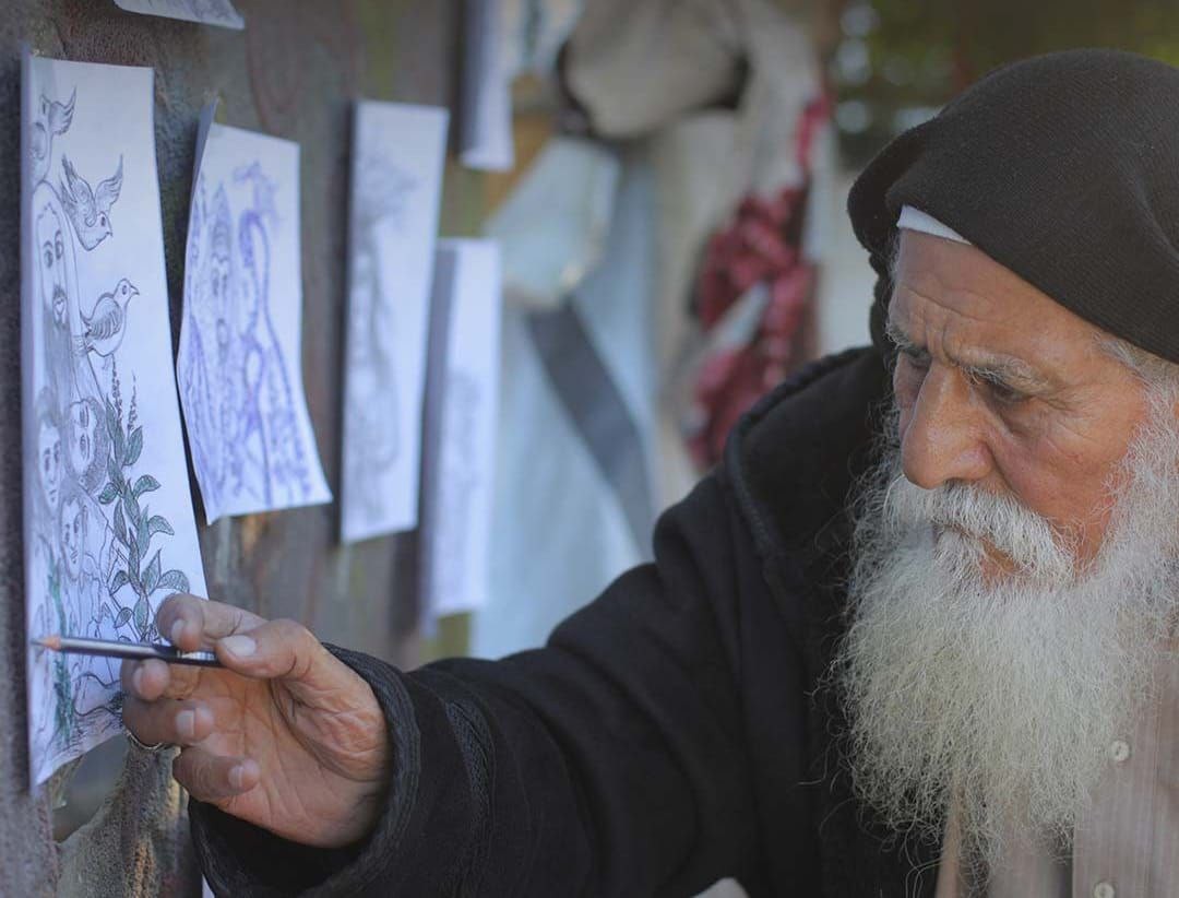 محمد زملط… الرسام الذي حوّل خيمة النزوح في غزة إلى مرسم للذاكرة والفقد