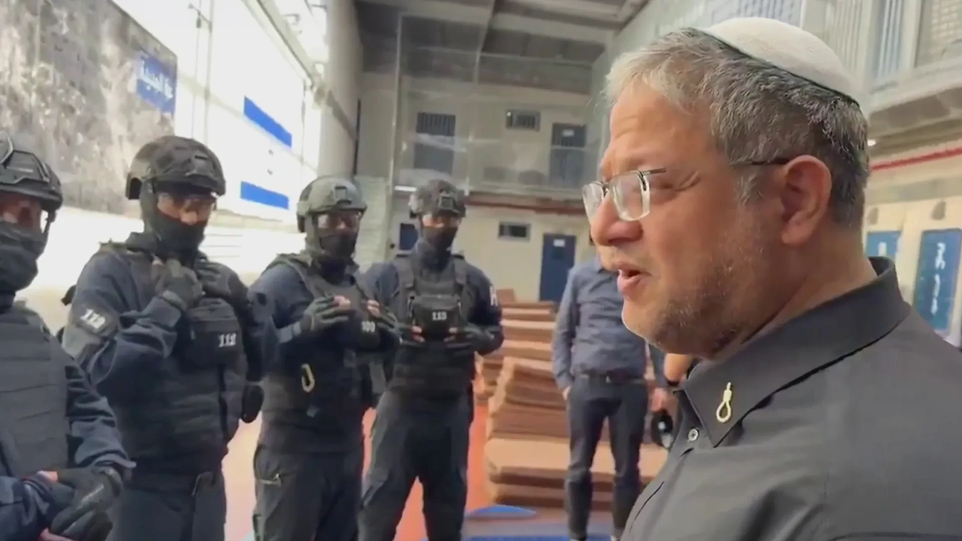 المتطرف "بن غفير" يقتحم "عوفر" ويهدد الأسرى بمزيد من القمع