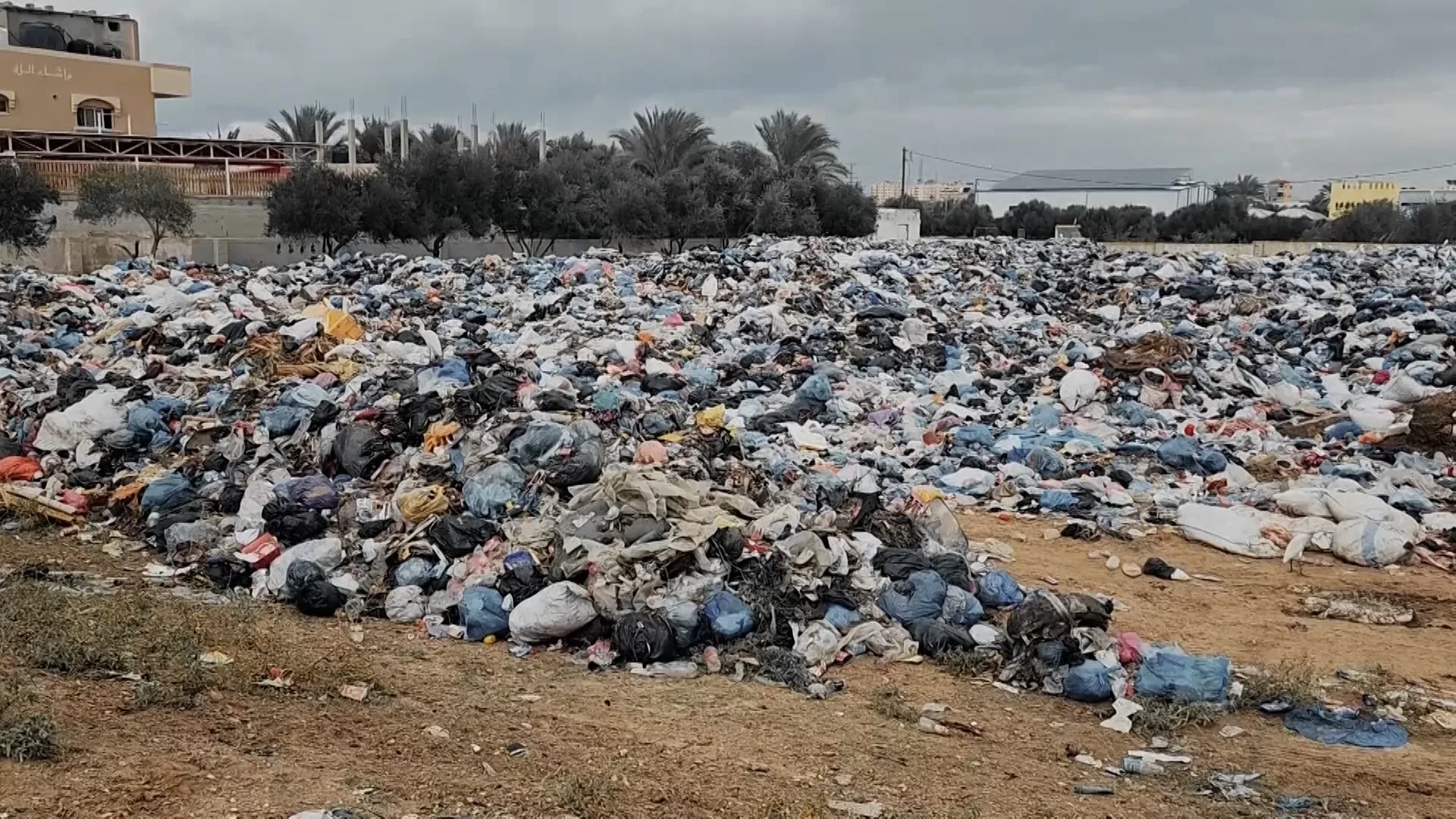 دراسة تحذّر من تحوّل أزمة النفايات في غزة إلى تهديد للأمن البيئي والصحي