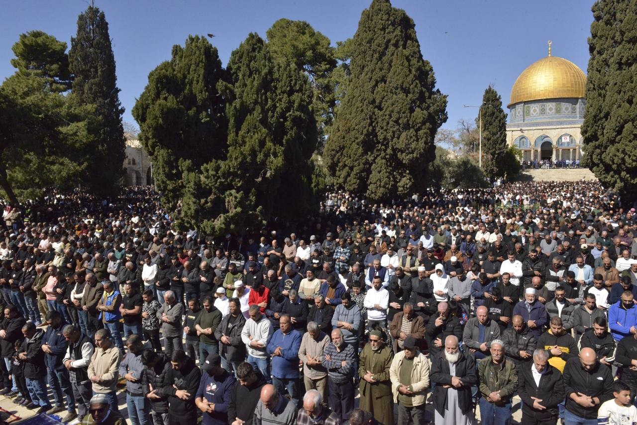 80 ألف مصل يؤدون صلاة الجمعة الأولى من رمضان في المسجد الأقصى