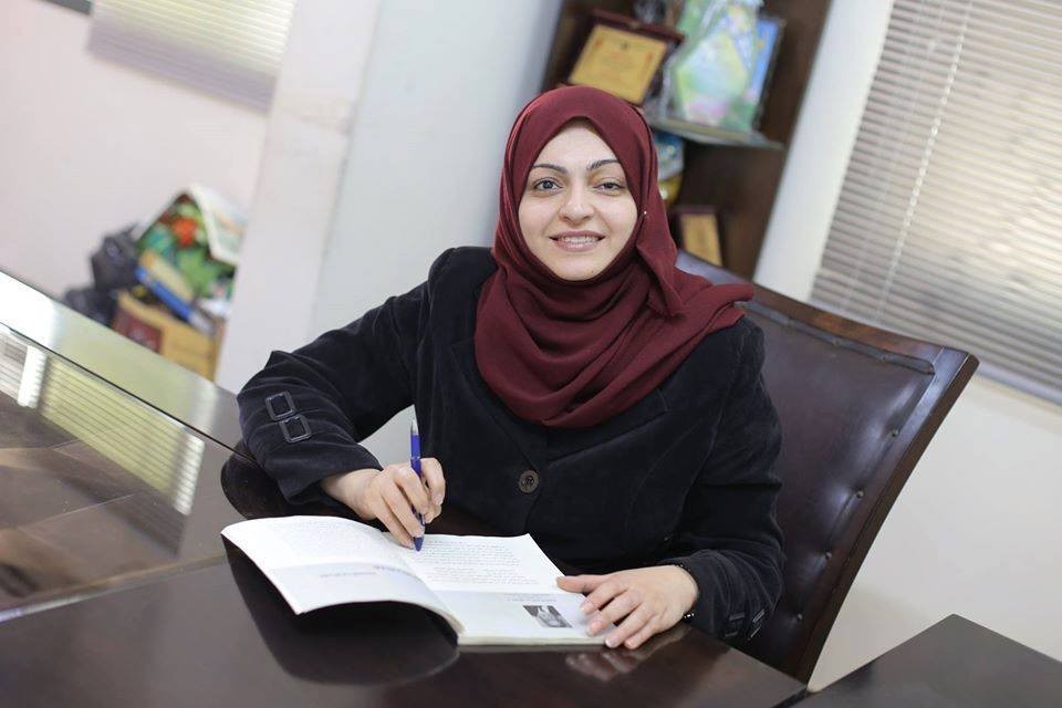 الكاتبة رشا فرحات