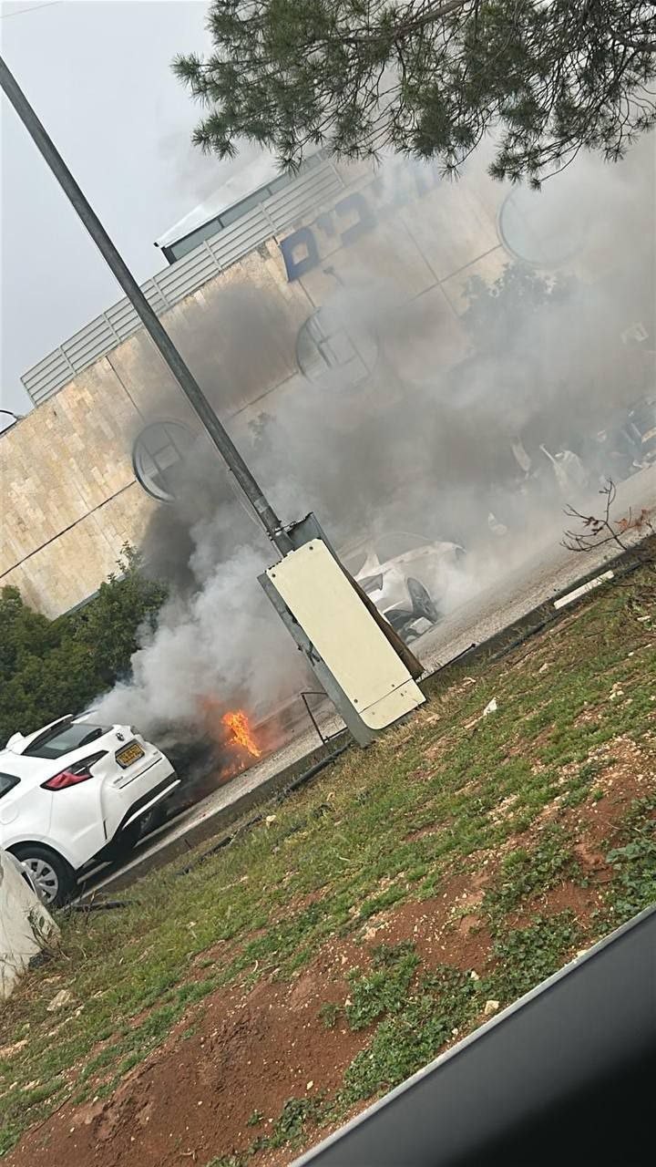 جانب من الأضرار التي تسببت بها سقوط شظايا صاروخ إيراني في مدينة القدس المحتلة