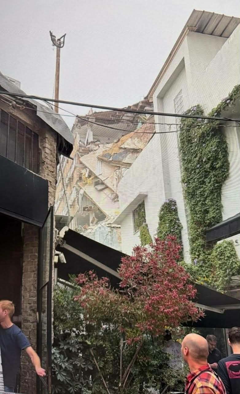 إصابات في صفوف المستوطنين بانهيار مبنى جزئيًا في تل أبيب نتيجة قصفه بصاروخ إيراني صباح اليوم