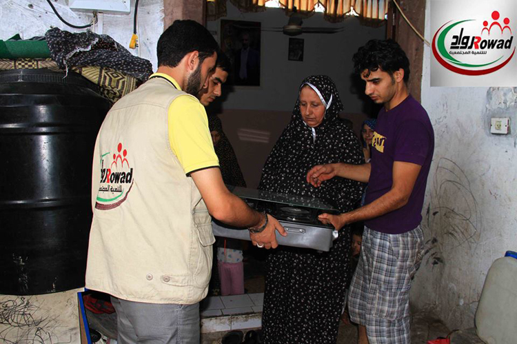 جانب من توزيع المساعدات