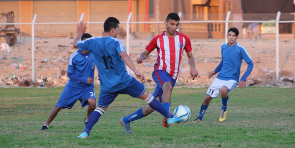 جانب من مباراة شباب رفح والاستقلال