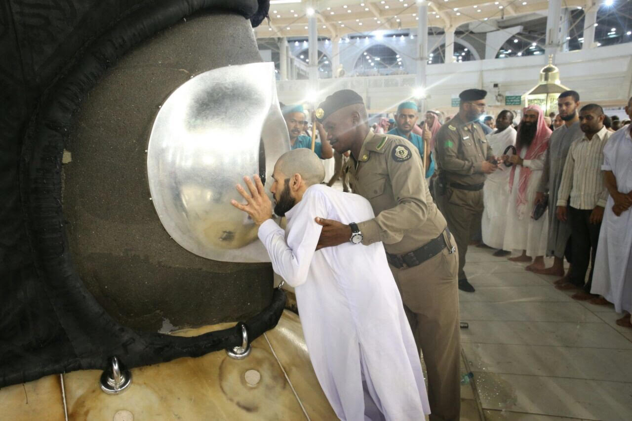 حجاج يقبلون الحجر الأسود