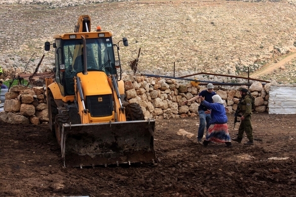  جرافة إسرائيلية تقوم بهدم منزل فلسطيني 