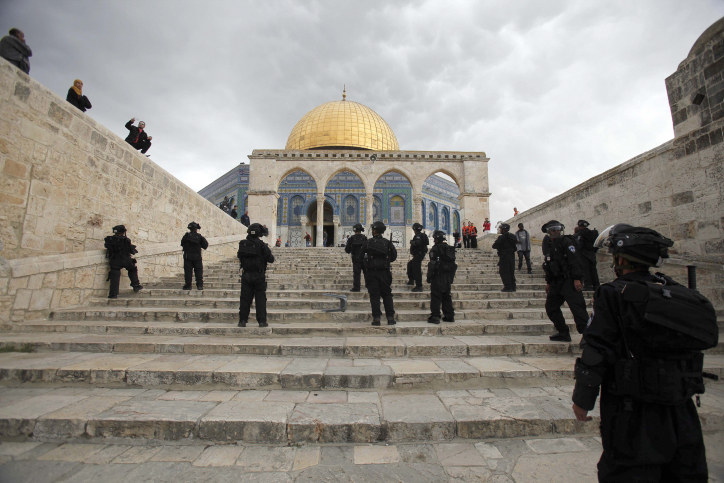 قوات الاحتلال خلال اقتحامها لباحات المسجد الأقصى(أرشيف)