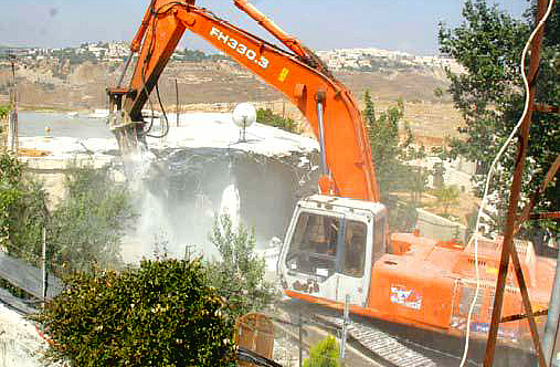 الاحتلال يهدم منزل مواطن (الأرشيف)