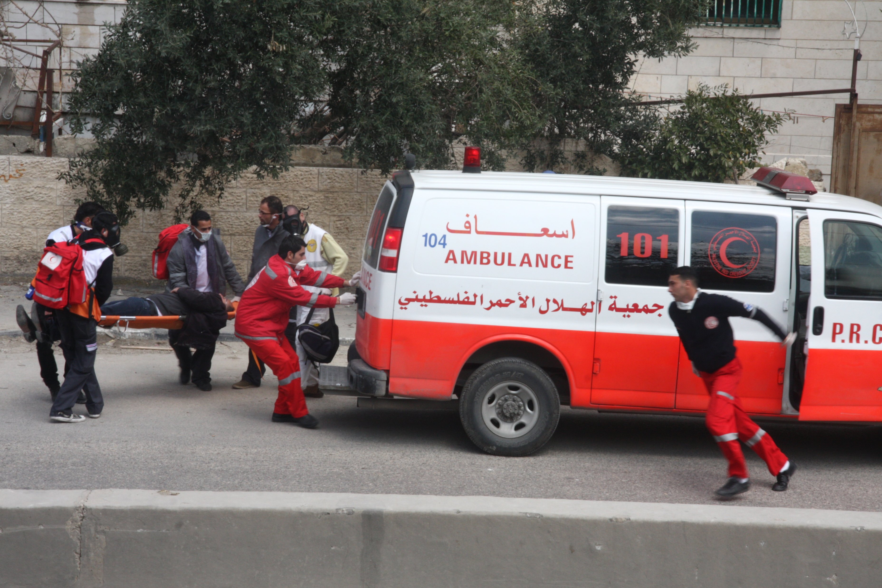 نقل مواطن للمستشفى جراء سقوطة من علو- أرشيف 