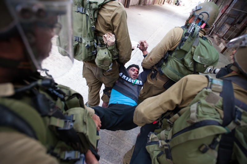 الاحتلال يعتقل شاب بالضفة (الأرشيف)