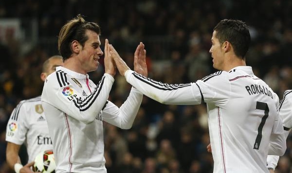 بيل يسارا وبجانبه رونالدو