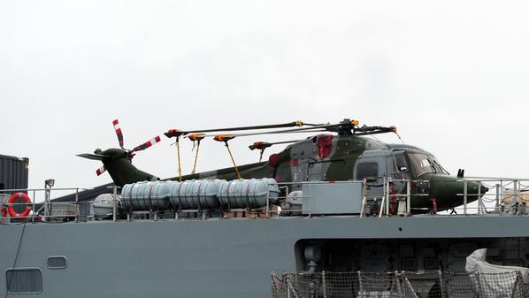 طائرة في مهبط القاعدة العسكرية