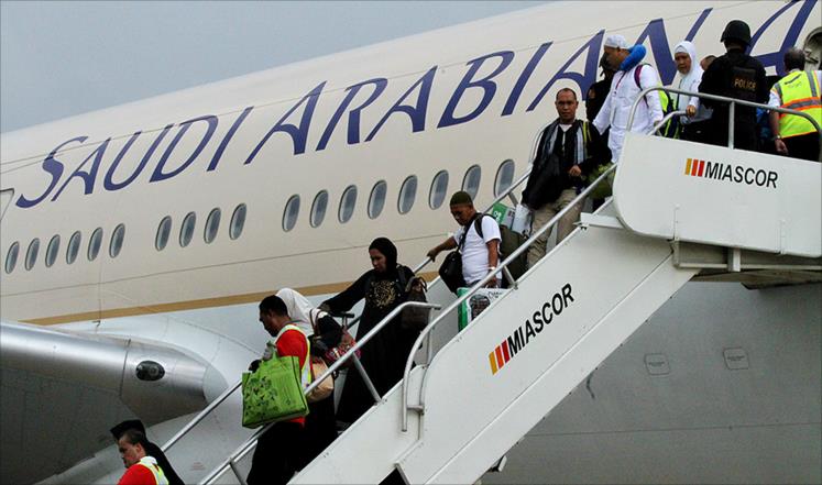 الركاب يغادرون الطائرة بعد نحو ساعتين من الانتظار