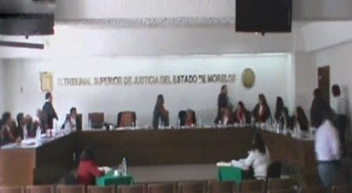 قاض يضرب زميليه أثناء المحاكمة