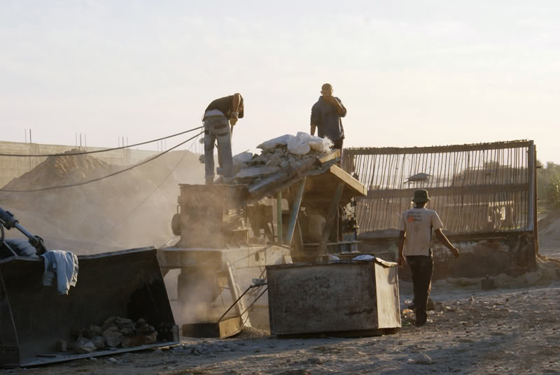 عمال محجر يفتقر إلى المستلزمات السلامة المهنية