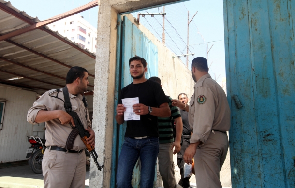 سجناء خلال الافراج عنهم من سجن غزة بوقت سابق