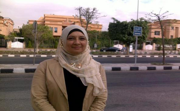 احدى المضيفات المحجبات في المطار