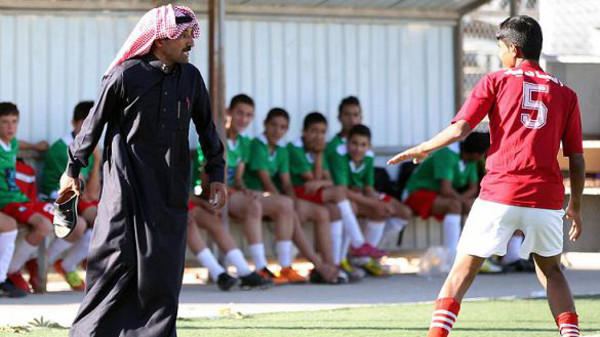 إداري فريق أردني يوبّخ لاعبه بالحذاء